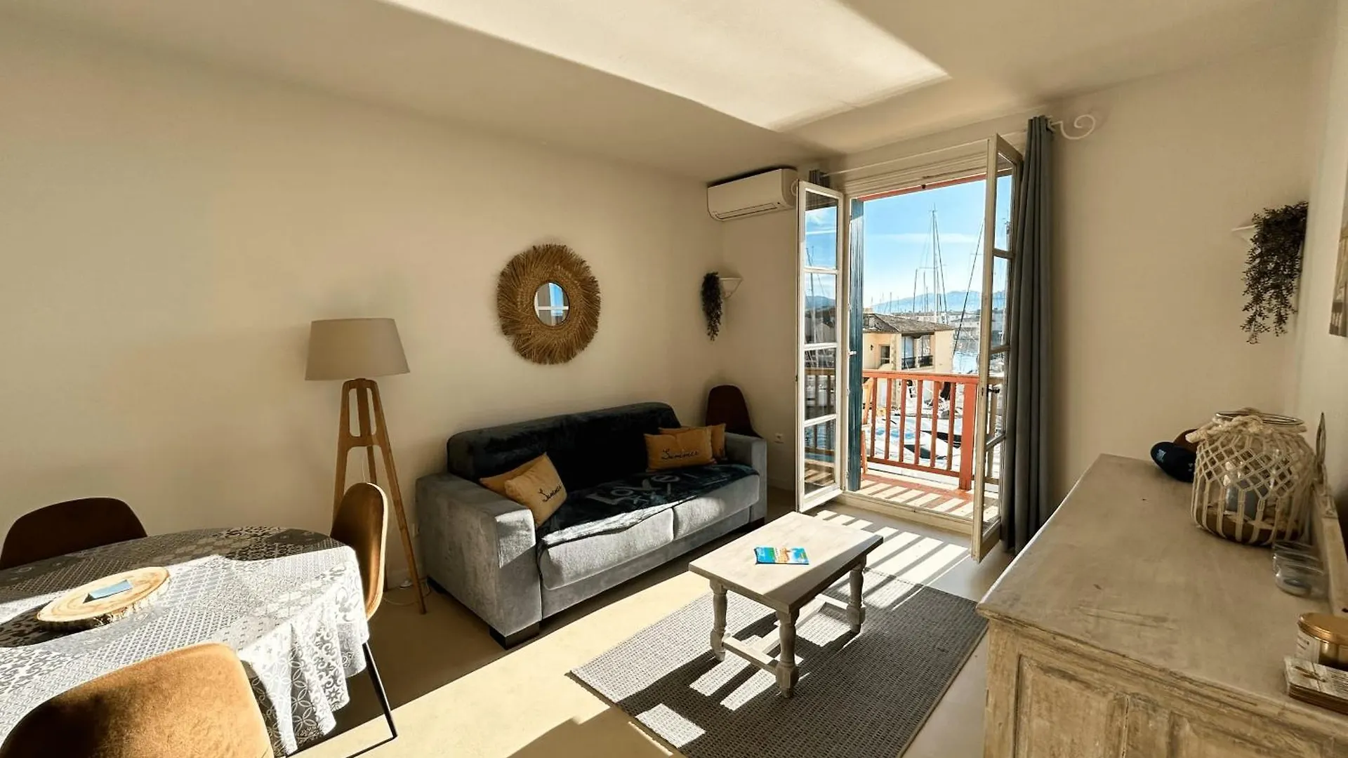 This Renovated And Air-Conditioned Apartment Grimaud 0*,